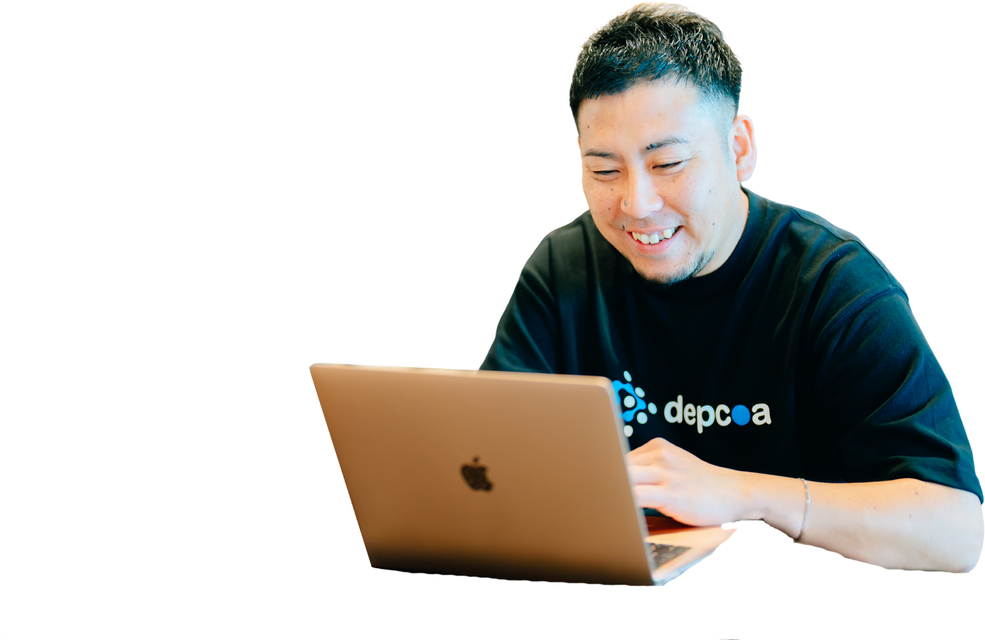パソコンで企業情報を確認するdepcoaのコンサルタント