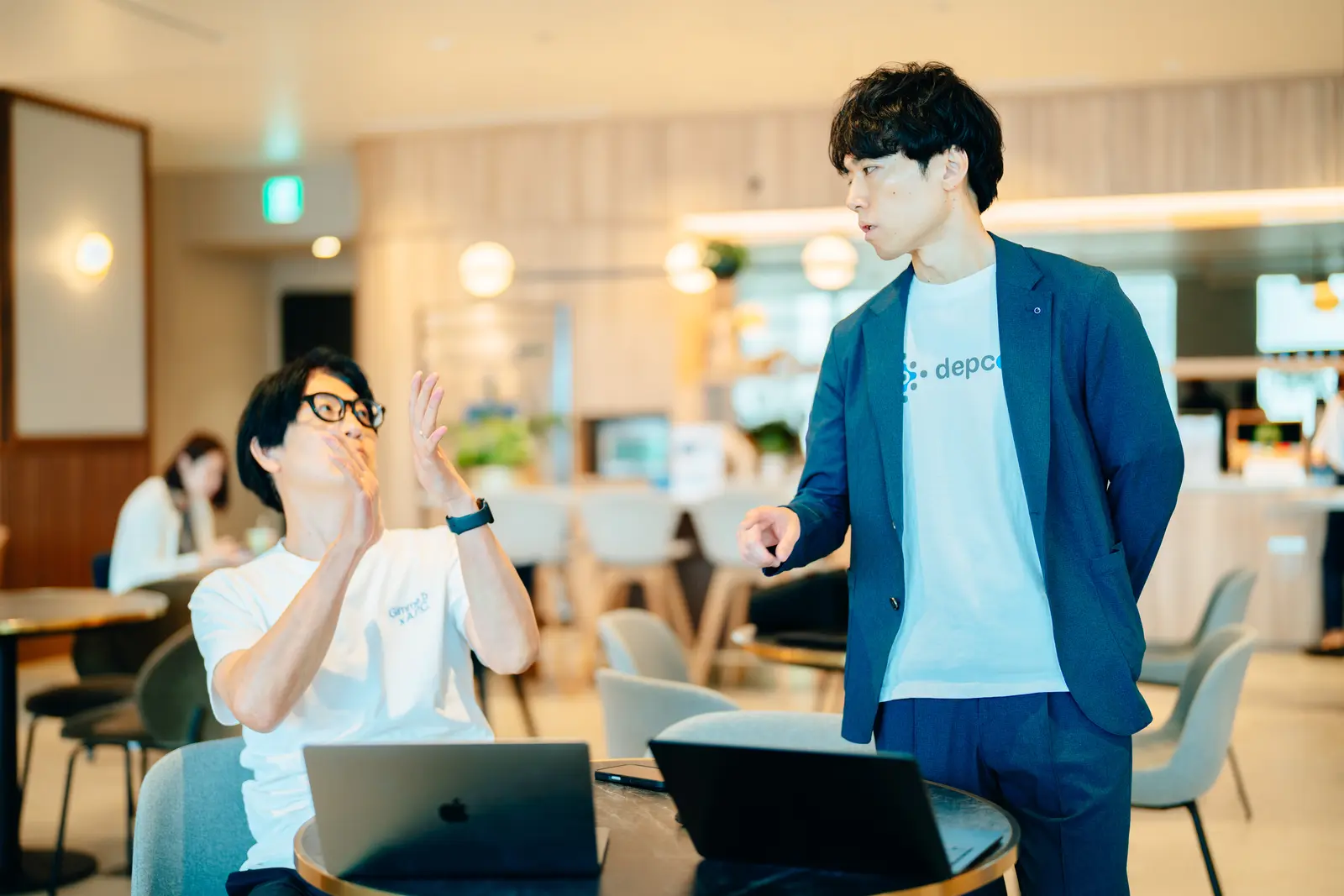 オフィスでキャリアと企業について話すdepcoa AGENTのメンバー